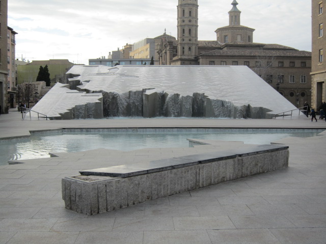 Waterfountain-esk art in Zaragoza